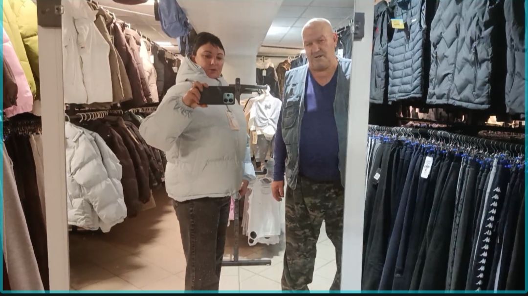 КУПИЛИ ПЕРЬЕВЫЕ ПОДУШКИ, А МУЖУ ТЁПЛЫЕ КОЛОШИ