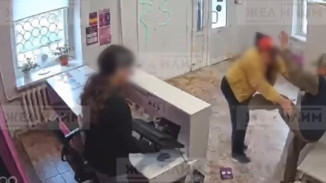 В Иркутской области двое соседей устроили драку в пункте выдачи заказов