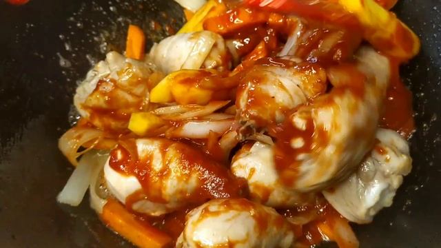 Курица с овощами в томатном соусе.
