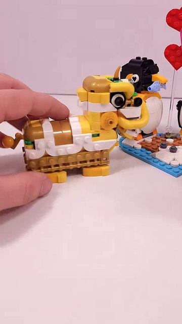 LEGO Пингвины в любви (40886) против Танца льва (40915)