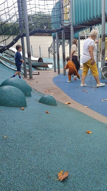 дефицит детских площадок.
нашли одну, доступную.
но...к ней ехать полчаса((