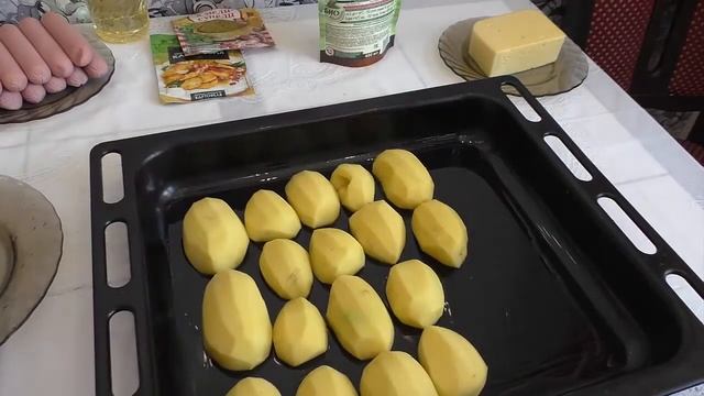 Запеченая картошка с сосисками