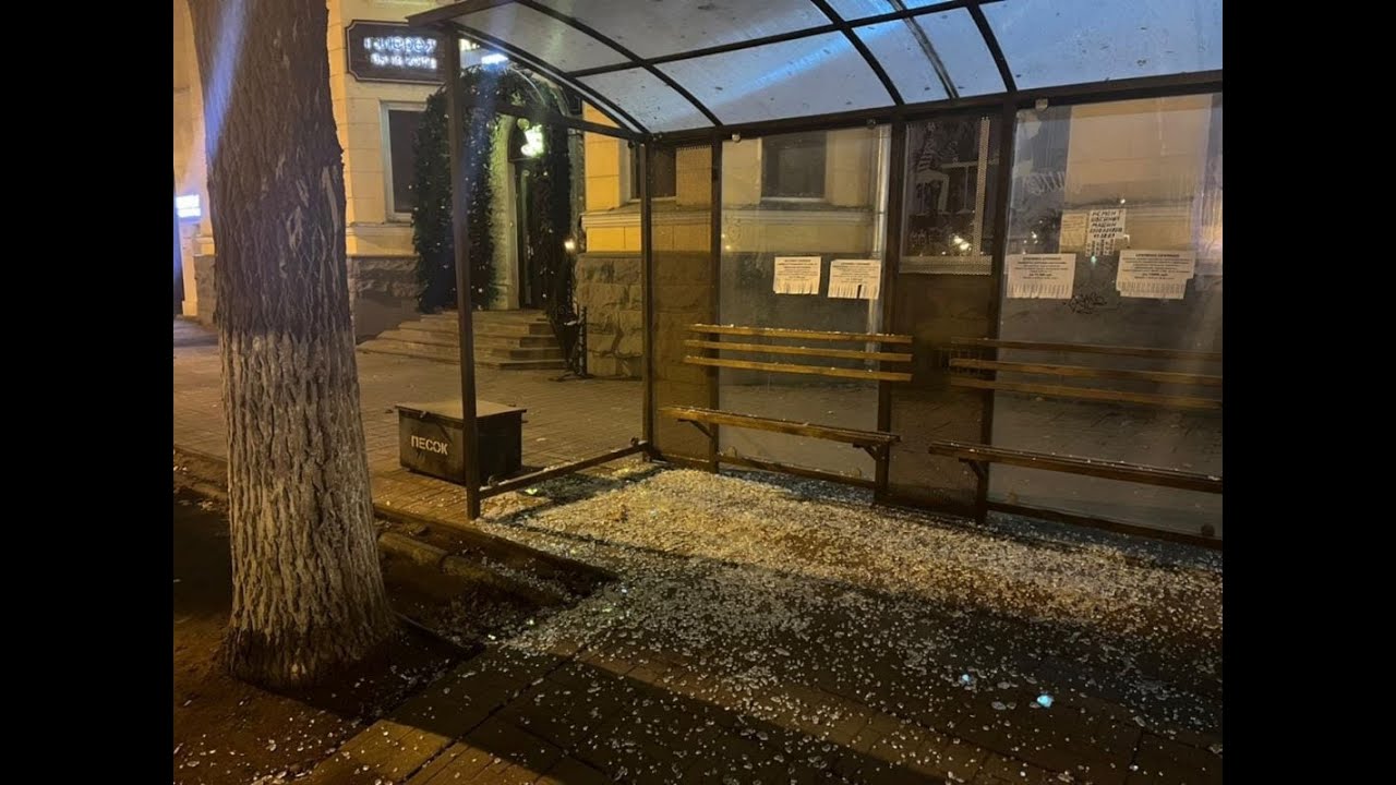 Пьяный студент-архитектор разбил остановку в центре Астрахани. Хотите знать зачем? Всё в видео