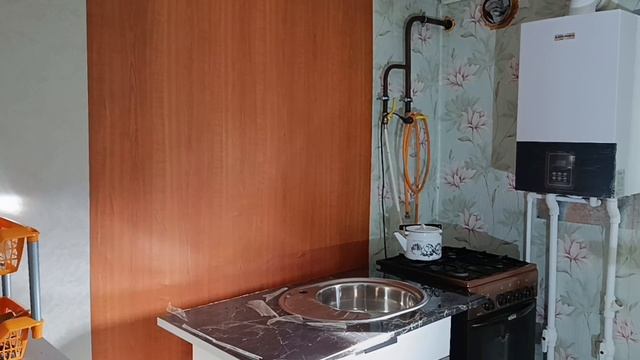 В ДОМЕ ДВА ПРОДОЛЖАЕМ ДЕЛАТЬ, КЛЕЮ САМОКЛЕЙКУ НА КУХНЕ.