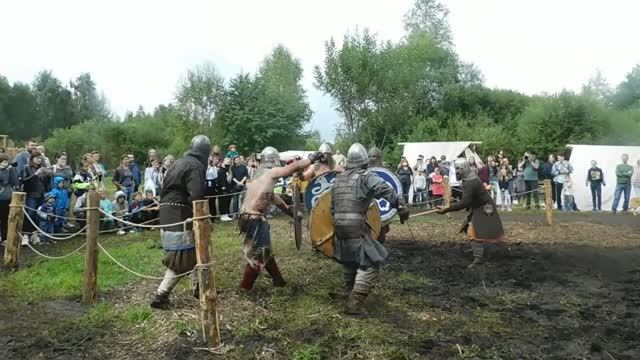 Реконструкторы Раннего Средневековья на фестивале 
