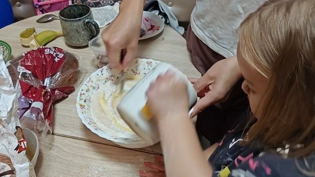 Мия готовит