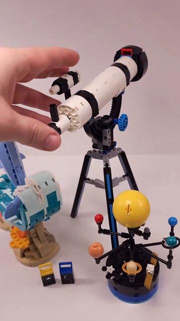 LEGO Creator Телескоп космических исследований (31378) против Красивых дельфинов (31385)