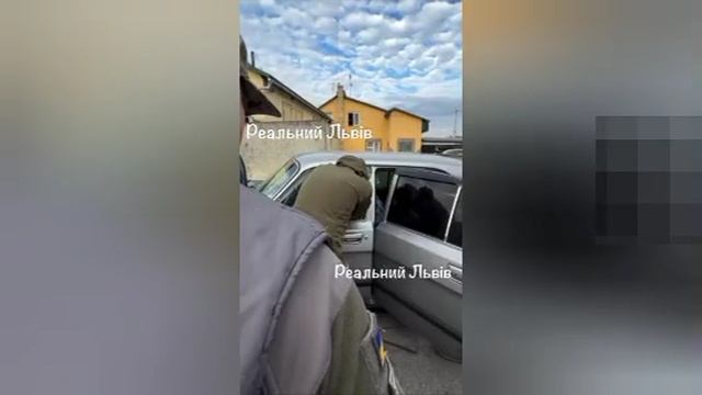 Львов - силовая мобилизация водителя. Машину с выбитыми окнами документами бросят там же.