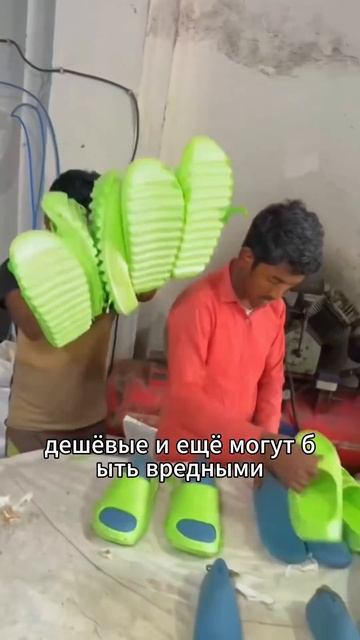 она объясняет
