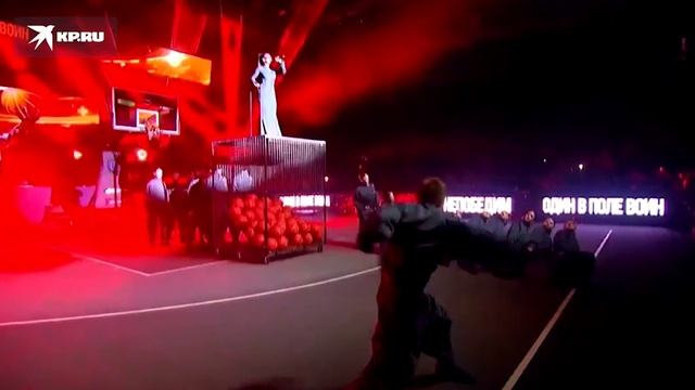 Солистка оперы поет «Один в поле воин»