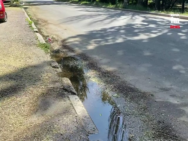 Вода заливает пешеходный переход на Вокзальном шоссе
