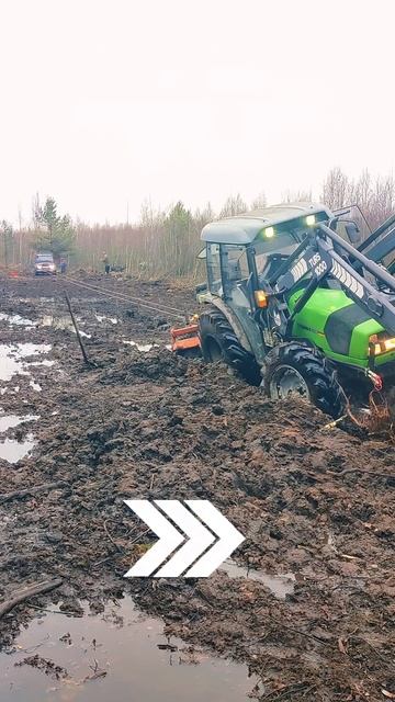 Вытаскиваем застрявший трактор внедорожником. #automobile #evacuation