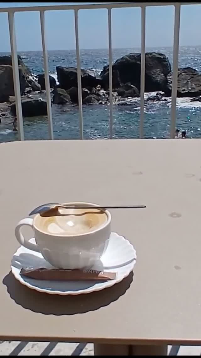 На Детском пляже в Алупке Крым