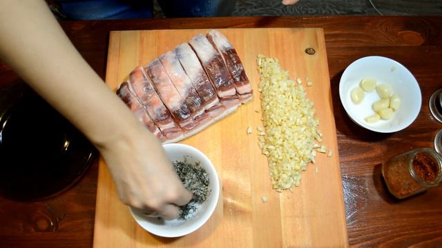 Как засолить сало с зеленью и чесноком