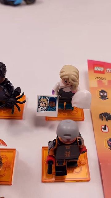 Web-Slinger из минифигурок LEGO Spider-Man: Across The Spider-Verse (71050)