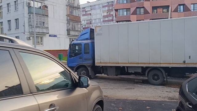 Шесть грейферов строят стену в грунте на площадке будущей станции метро Луганская Бирюлёвской линии