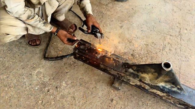 Авария, трактор упал с моста. Пакистан. Достать любой ценой))