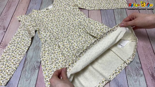 350971 Платье Lanson Kids с длинными рукавами с волнистыми оборками на плечах бежевое