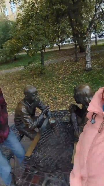 Красивый памятник  в Омске, нам эта пара очень нравится