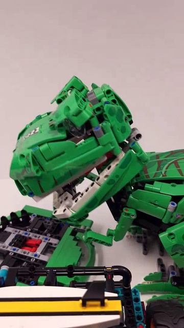 LEGO Technic Рекси динозавр T-Rex MOC (42224) против Jeep Wrangler Rubicon SUV (42227)
