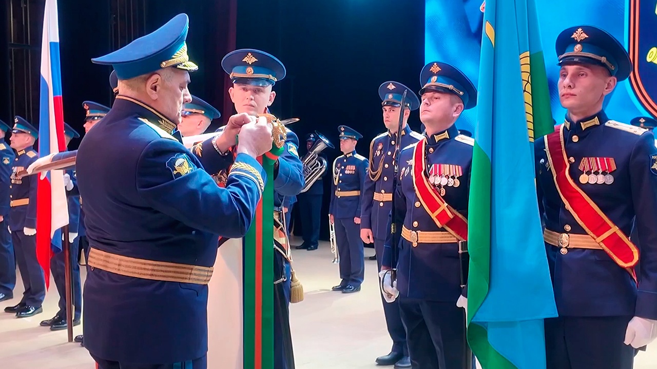 Гвардейскому артиллерийскому полку ВДВ вручили орден Суворова