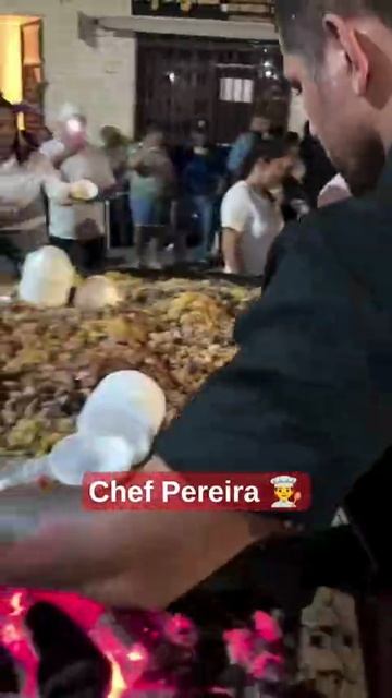 🍲Алекс Перейра устроил ужин для всех желающих.