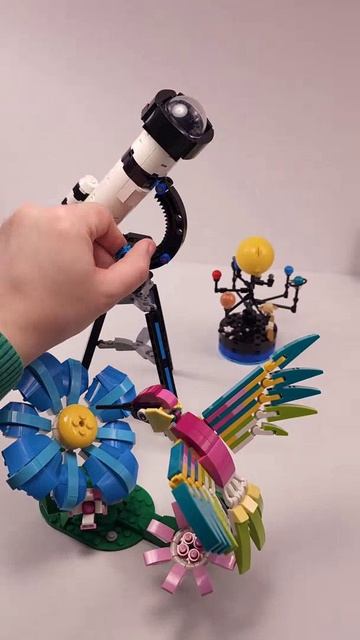 LEGO Creator Телескоп космических исследований (31378) против Красивого колибри (31384)
