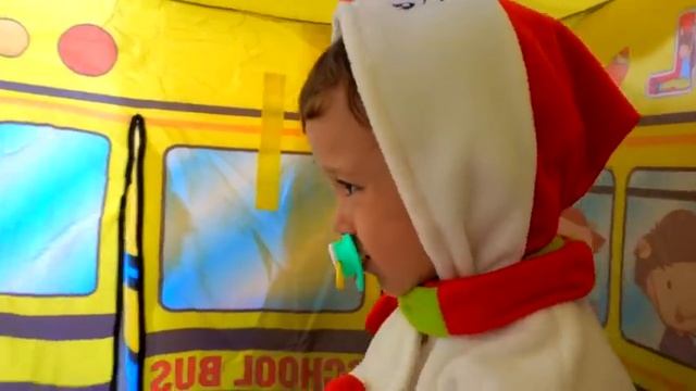 Марк играет как няня с маленьким