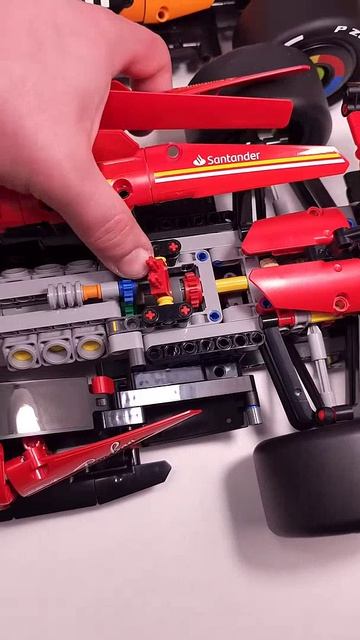 LEGO Technic McLaren MCL39 F1 (42228) против Ferrari SF-24 F1 (42207)