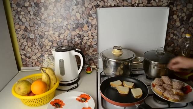 Горячие бутерброды с колбасой и луком на сковороде по простому рецепту