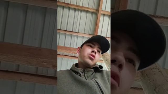 Абдугани  делает взрослую работу помогает  деду.