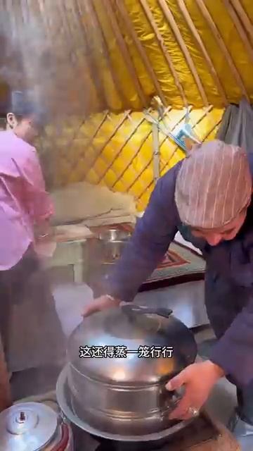 Сегодня с сестрой готовим наши традиционные буузы на пару. Всё просто, но очень вкусно!:)