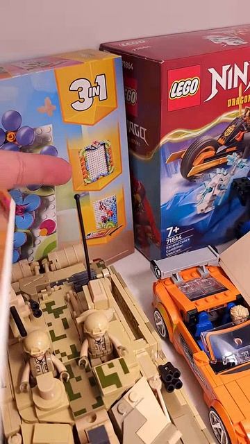 LEGO Creator Рамка для картины (31390) против Красивые дельфины (31385)