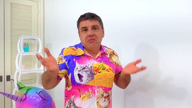 Настя и папа поздравляют кошку с днём рождения
