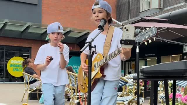 Леонардо Патрик - 11 лет выступает на рынке Stanley Square Манчестер.  дети  гитара  улица 