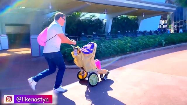 Настя и папа играют в парикмахерской и идут в тематический парк