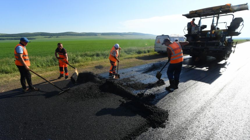 Забрали свой асфальт: рабочие отомстили бизнесмену за неоплату