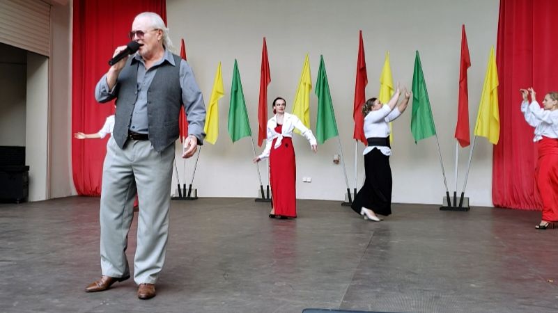 20260927 Песня На рубахе моей Юрий Строев парк г Орёл у больного плеча ты оставила след сгоряча танц