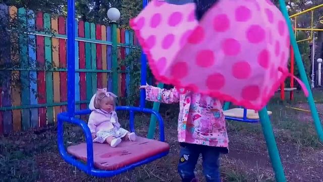 Настя и её кукла хотят играть под дождём