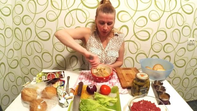 Мясной гамбургер домашнего приготовления для ужина или перекуса
