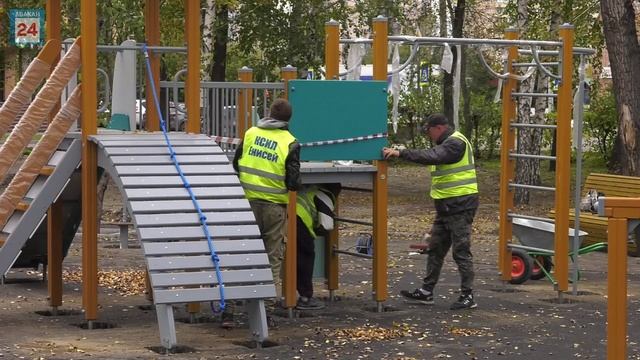 Военный самолёт, качели, горки:подрядчик монтирует новую игровую зону в историческом парке Абакана