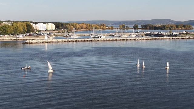 У яхт-клуба 