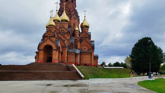 Бросили деревенские дела и поехали в город в гости.