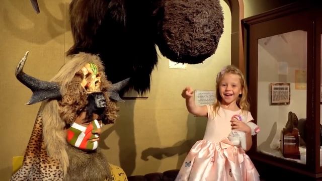 Настя и папа веселятся в музее игрушек