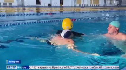 Учения по спасению на воде прошли в одном из кемеровских спортивных комплексов