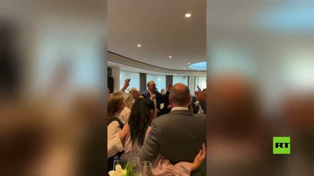 شاهد رئيس صربيا يغني ويرقص في حفل وداع موظفي الرئاسة قبيل تنحيه المبكر عن منصبه
