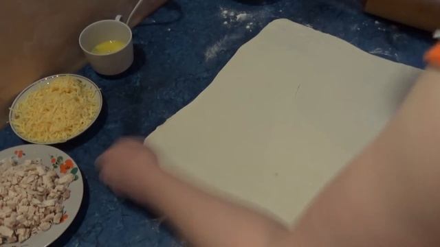 Рулет из слоеного теста с курицей