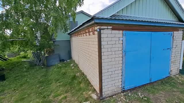 Стянул, обвязал стены кирпичного гаража металлическим кругом.