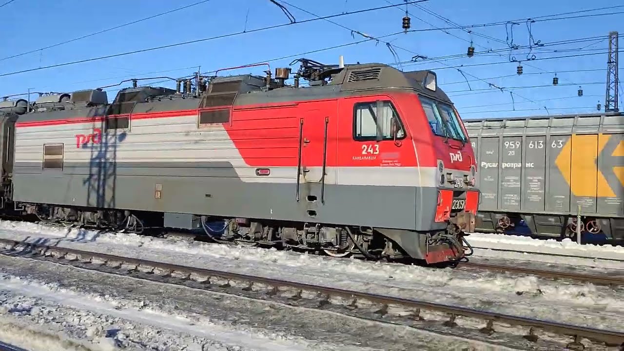 2ЭС5К-243 с грузовым поездом проходит станцию Апатиты, 16.03.2022г.