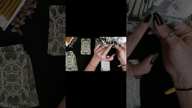 Стучит, гремит, на пороге стоит